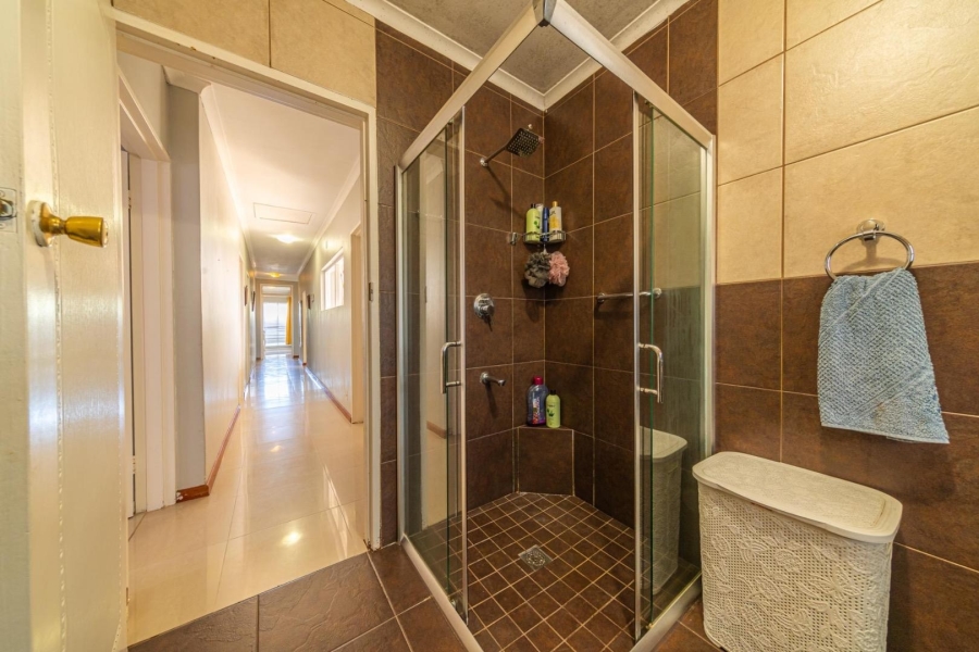 To Let 5 Bedroom Property for Rent in Loevenstein Western Cape